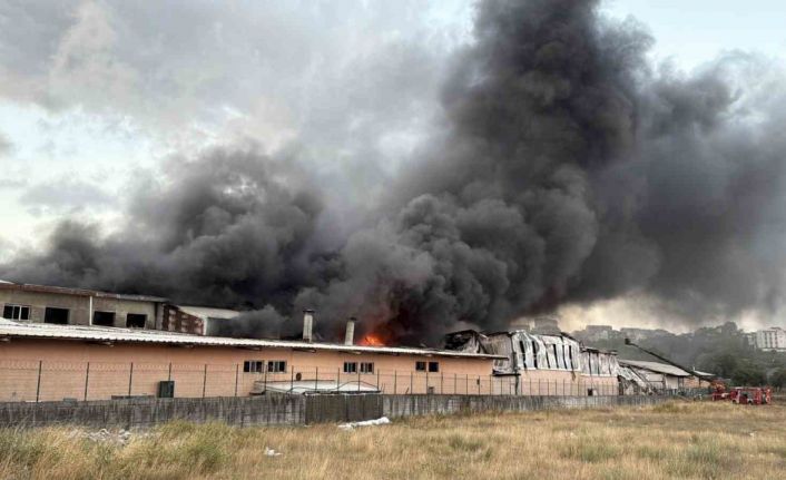 Arnavutköy’de sünger ve plastik fabrikasında yangın sabah saatlerinde söndürüldü