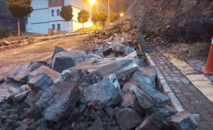 Artvin’de fırtına çatıları uçurdu