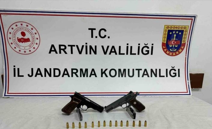 Artvin’de silah sesleri üzerine yapılan kontrolde ruhsatsız tabanca ele geçirildi