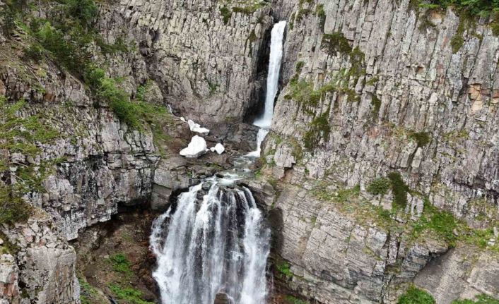 Artvin’in saklı güzelliği: Bazgiret Şelalesi en coşkulu döneminde