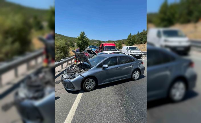 Asfaltın erimesi zincirleme kazaya neden oldu: 8 yaralı