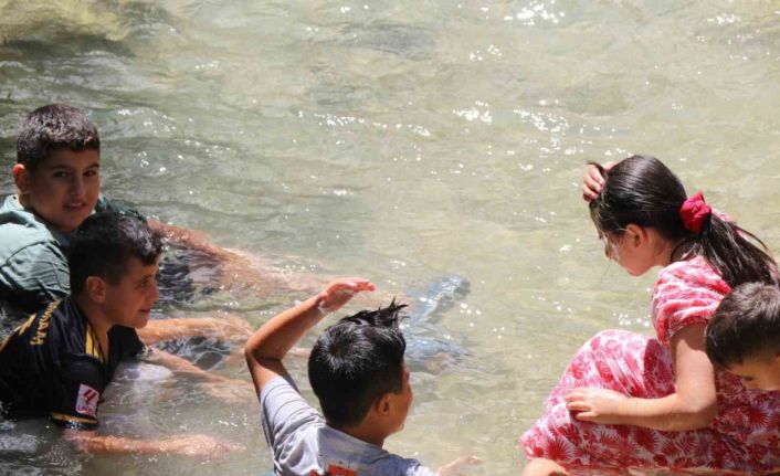 Aşırı sıcakların yaşandığı bugünlerde serinlemek isteyenler Girlevik Şelalesi’ne akın ediyor