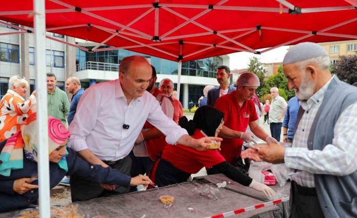 Aşurenin bereketi paylaşıldı