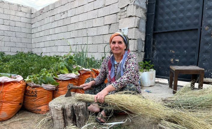 Ata mirasını yaşatıyor: Ot süpürgesi geleneğini sürdürüyor