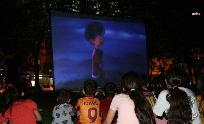 Ataşehir’in parklarında çocuklar için sinema keyfi başlıyor