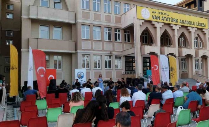 Atatürk Lisesi mezunları ikinci kez bir araya geldi