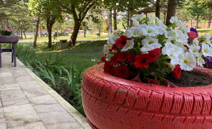 Atık malzemeler renkli çiçekliğe dönüştü