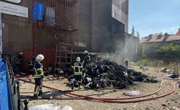Atık tekstil malzemeleri alev alev yandı