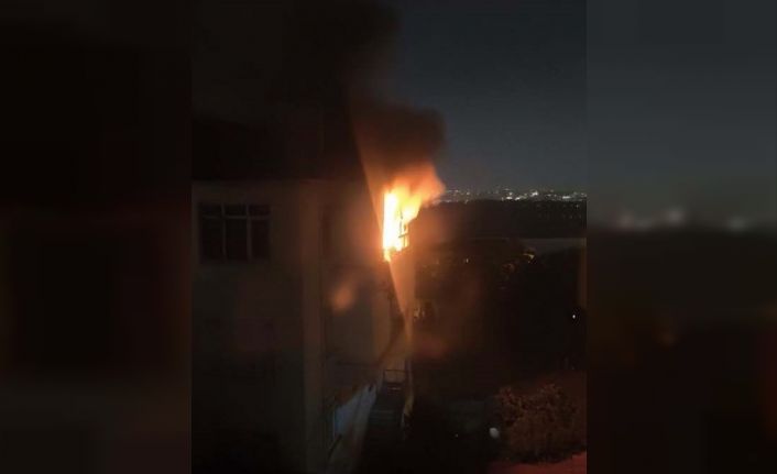 Avcılar Firuzköy’de panik anları: Sıcağa dayanamayan buzdolabı alev alev yandı