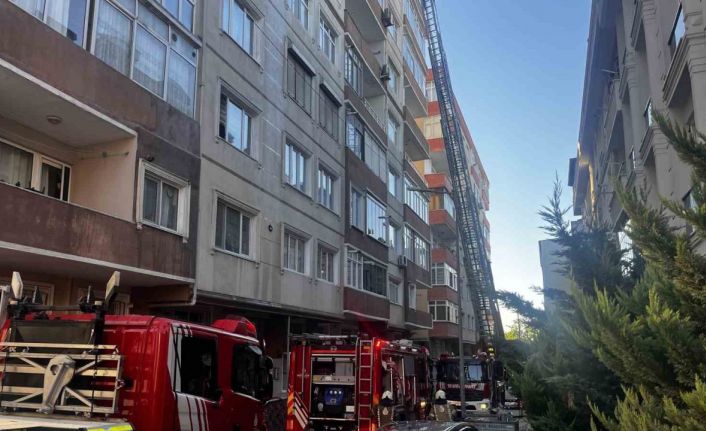 Avcılar’da korkutan çatı yangını