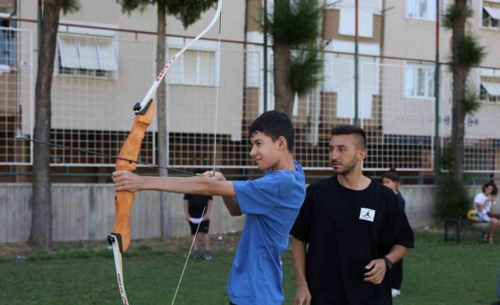 Aydın Büyükşehir Belediyesi’nin okçuluk kursu ilgi görüyor