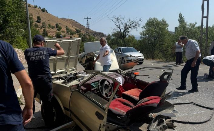 Aydınlatma direğine çarpan Tofaş ikiye bölündü: 1 yaralı