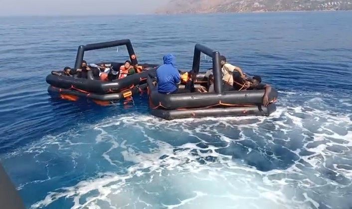 Ayvacık’ta 19 kaçak göçmen kurtarıldı