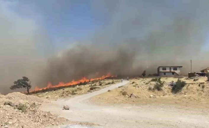 Ayvacık’ta başlayan yangın yerleşim yerlerini tehdit ediyor