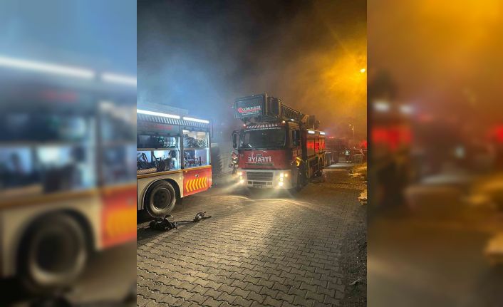 Ayvalık’ta zeytinyağı paketleme bölümündeki yangın söndürüldü