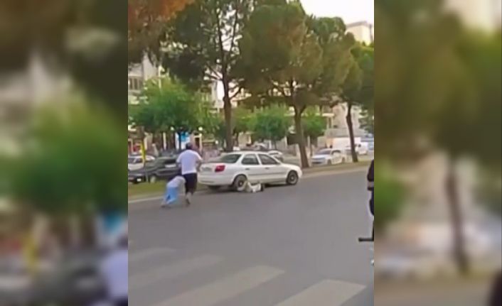 Babalarıyla yolun karşısına geçen çocuklara otomobil çarptı: O anlar kamerada