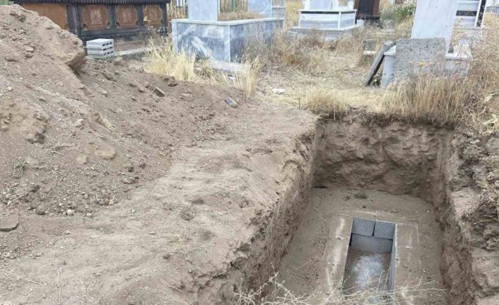 Babası tarla sürerken traktörden düşen çocuk hayatını kaybetti