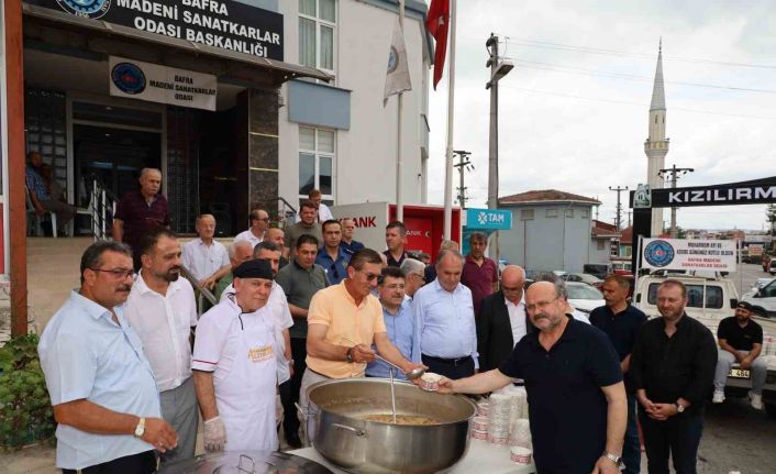 Bafra Madeni Sanatkarlar Odası 2 bin kişiye aşure dağıttı
