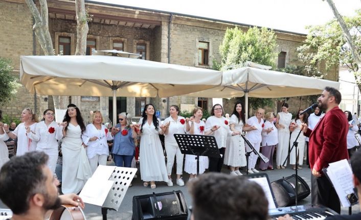 Bağcılar Belediyesi Türk Halk Müziği Korosu’ndan Darülaceze’de anlamlı konser