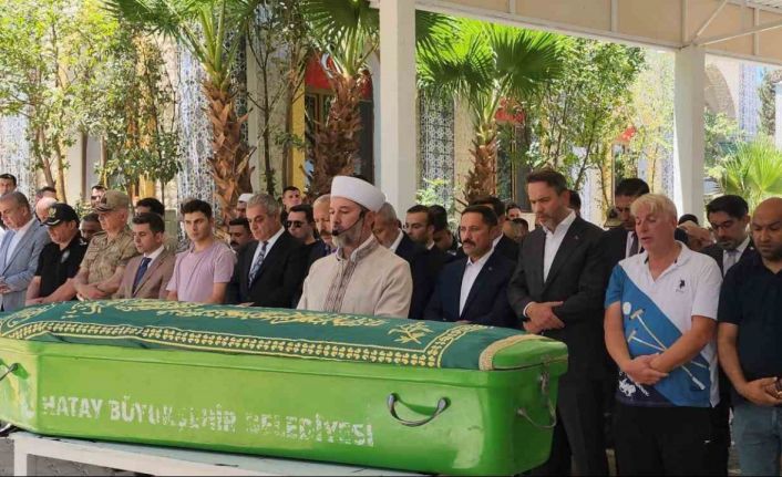 Bakan Bayraktar teyzesini son yolculuğuna uğurladı