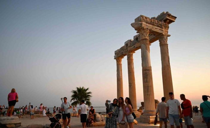 Bakan Ersoy: "19 Temmuz’da Antalya ve Gazipaşa havalimanlarımızdan 102 bin 6 yabancı ziyaretçi girişi gerçekleşti"