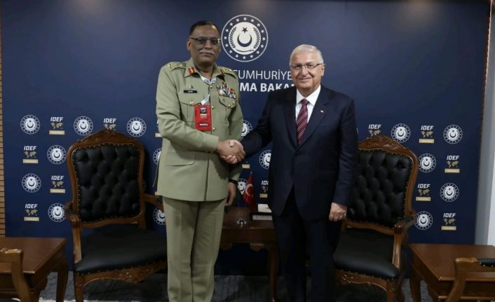 Bakan Güler, IDEF’te Vietnam ve Pakistanlı yetkilileri kabul etti