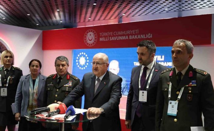 Bakan Güler’den, IDEF’te kurulan ‘2025 Aile Yılı’ standına ziyaret