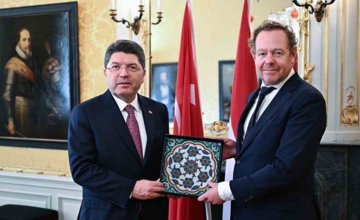 Bakan Tunç, Türkiye’den yıllar önce çalınarak yurtdışına çıkartılan tarihi çiniyi teslim aldı