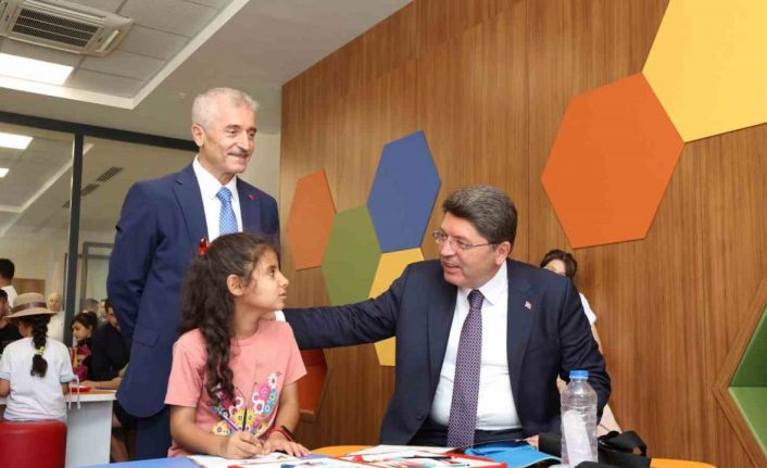 Bakan Tunç’tan Şahinbey Millet Cami ve Millet Kütüphanesi’ne tam not