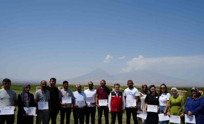 Bakan Yumaklı, Iğdır’da ’Kırsalda Bereket Hayvancılığa Destek Projesi’ kapsamında ilk hayvan teslim törenine katıldı