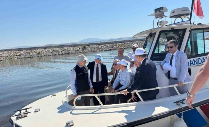 Bakanlık heyeti, Eğirdir Gölü’nde çevre sorunlarını yerinde inceledi