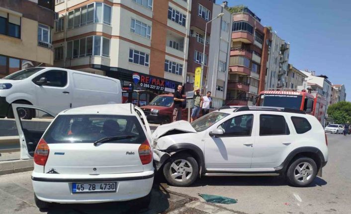 Balıkesir’de karşı şeride geçen araç otomobille çarpıştı: 1 yaralı