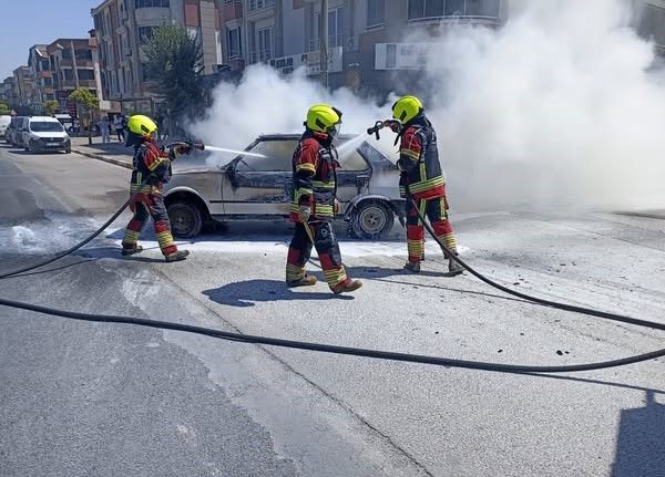 Balıkesir’de LPG’li TOFAŞ marka araç yol ortasında yandı