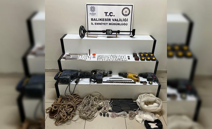 Balıkesir’de tarihi eser ve patlayıcı madde ele geçirildi