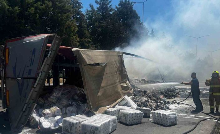 Balıkesir’de trafik kazası sonrası yanan tır, ot yangını çıkardı: 1 yaralı