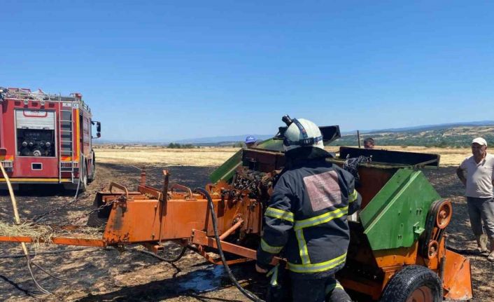 Balya makinesinde çıkan yangın tarlaya sıçradı, ekiplerin müdahalesiyle söndürüldü