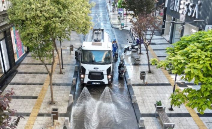 Bandırma Belediyesi’nden sabahın ilk saatlerinde temizlik mesaisi