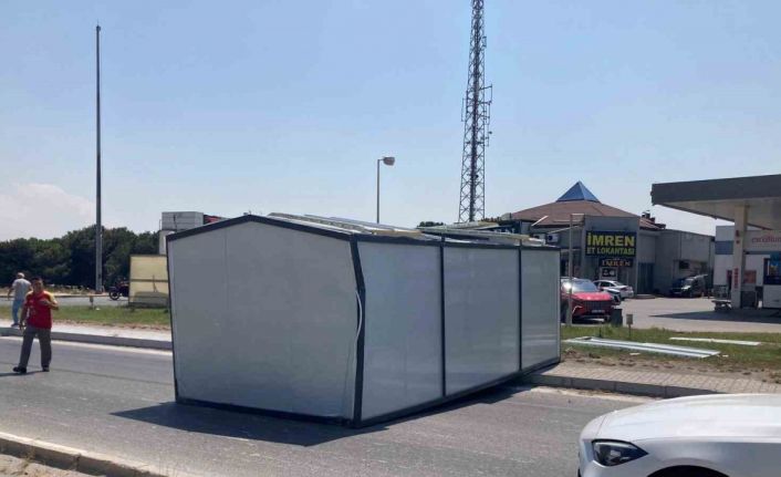 Bandırma’da tırdan düşen konteyner trafiği aksattı