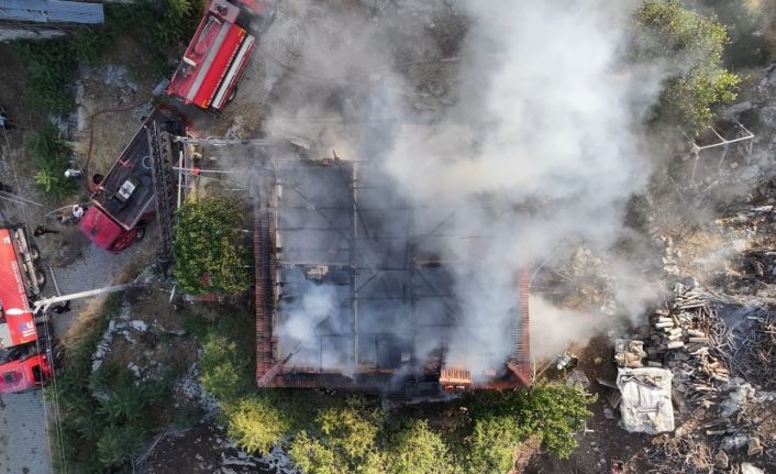 Banyo sobasından çıkan yangın evi küle çevirdi