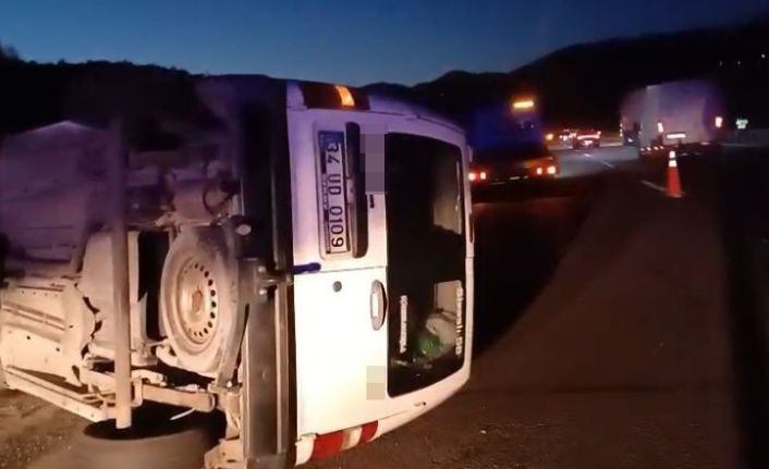 Bariyerlere çarpan araç yan yattı