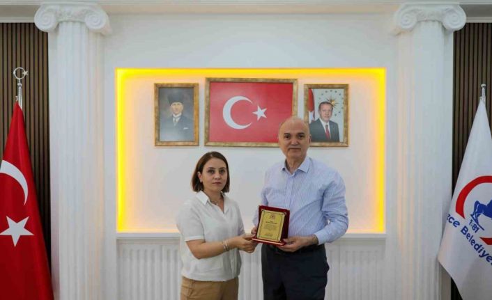 Başarılı müdürlere plaket verildi