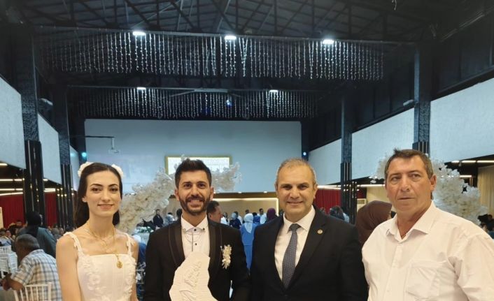 Başkan Dilsiz, genç çiftlerin mutluluğuna ortak oldu