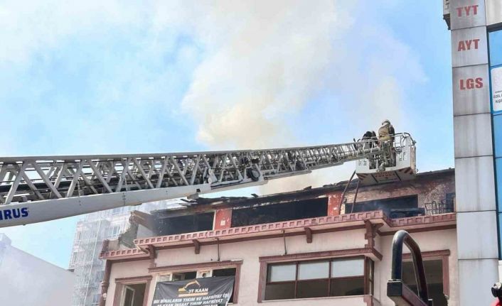 Başkentte metruk bir binada yangın çıktı