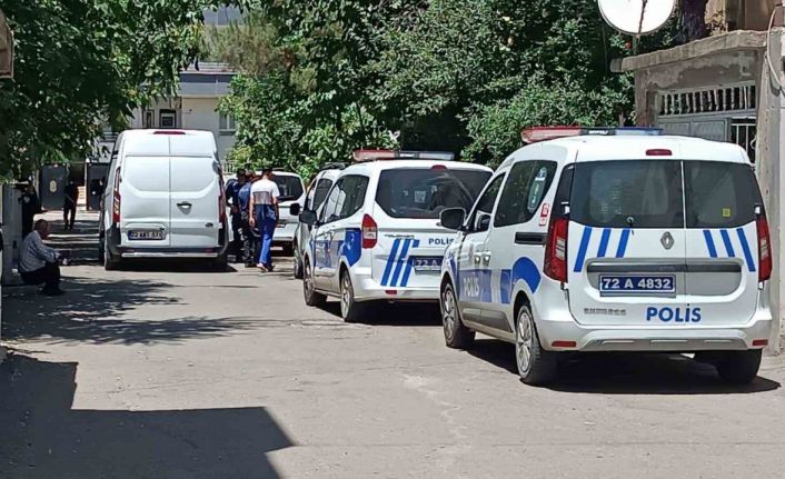 Batman’da bir şahıs, eşini ve iki kızını bıçakla yaraladı