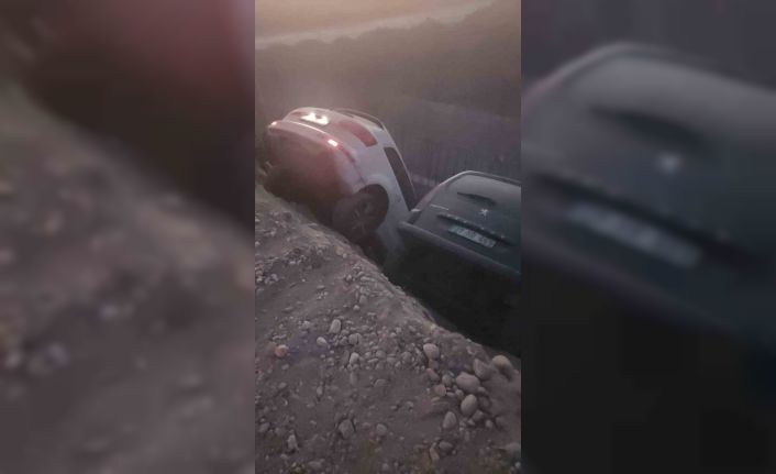 Batman’da iki araç çukura düştü