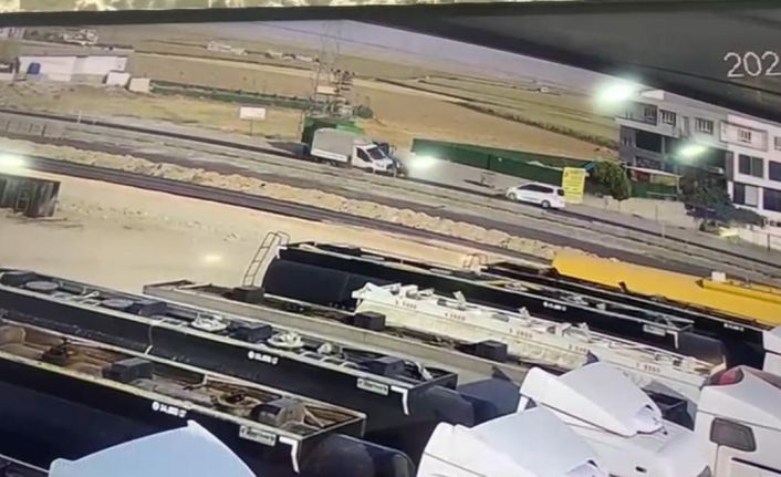 Batman’da kamyonet ile traktörün çarpıştığı kaza kamerada
