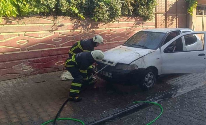 Batman’da park halindeki otomobil alev aldı