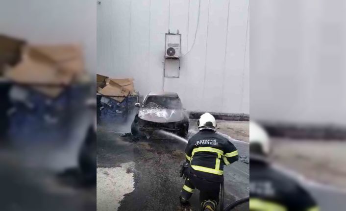 Batman’da park halindeki otomobil yandı