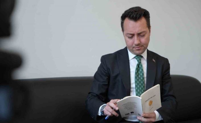 Bayburt tapu müdürü hem okuyor hem yazıyor: Genç müdür 8 üniversite bitirdi 9 şiir kitabı yazdı