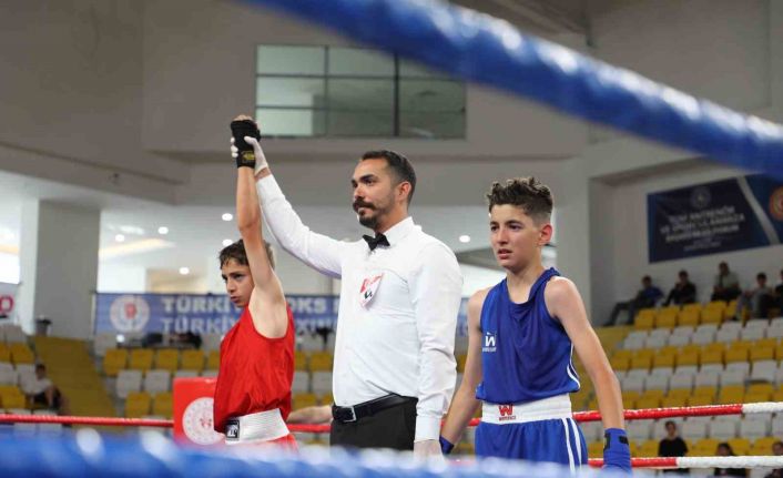 Bayburt’ta 850 sporcunun katıldığı boks şampiyonası başladı